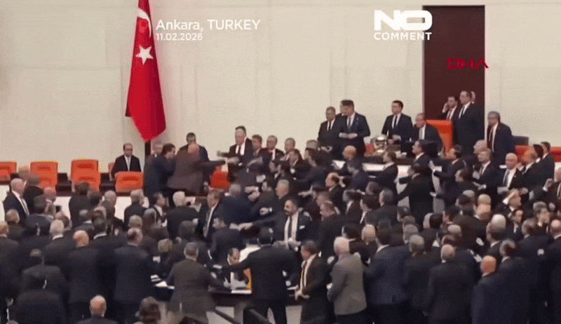 국회서 난투극이? 멱살잡고 주먹질…코뼈 부러진 '튀르키예' 의원