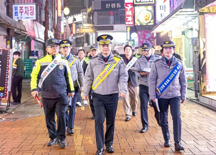 박정보 서울경찰청장이 설 연휴를 앞둔 13일 서울 관악구 신림역 일대에서 민·경 합동순찰과 특별치안활동 현장을 점검하고 있다. 서울경찰청
