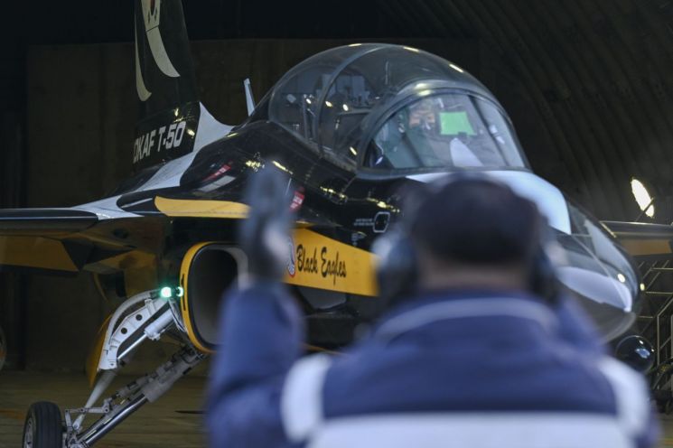 사우디에서 열리는 국제 방위산업 전시회(WDS)에 참가하기 위해 블랙이글스 T-50B 항공기가 정비사의 유도를 받아 활주로로 이동하고 있다. 사진제공=공군 연합뉴스