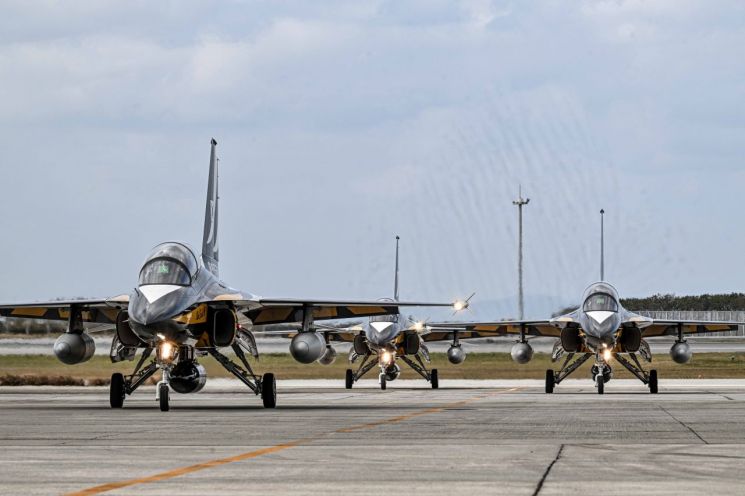 한국 특수비행팀 블랙이글스 T-50B 편대가 28일 중간 기착지인 일본 오키나와 나하 기지에 착륙하고 있다. 사진제공=공군 연합뉴스