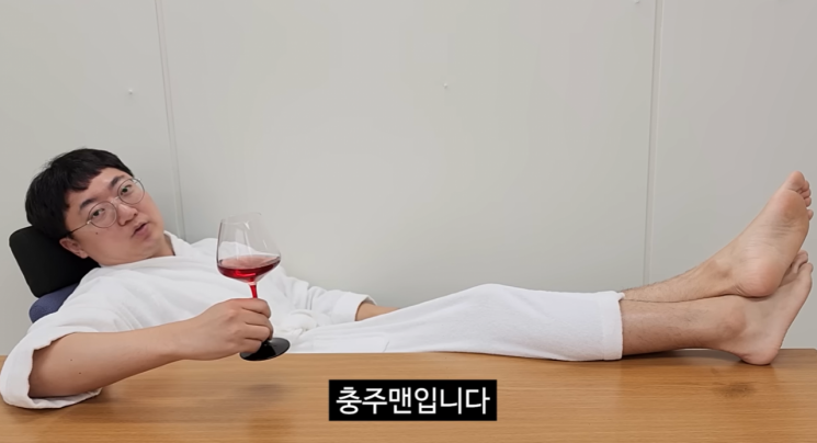 "공직 사회의 암적인 존재였지"…'충주맨' 돌연 퇴사에 다양한 해석