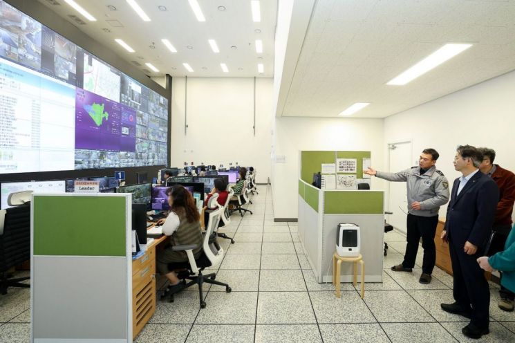 이동환 고양특례시장이 설 연휴 첫날인 14일 고양 스마트시티센터를 방문해 명절 연휴 중에도 쉬지 않고 시민의 안전을 모니터링하는 관제 요원들을 격려하고 있다. 고양시 제공