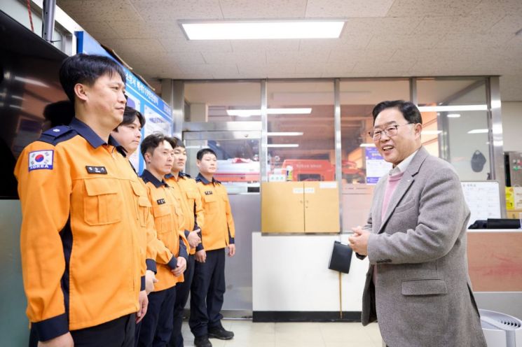 강수현 양주시장이 연휴 시작일인 14일 소방 기관을 방문해 비상 근무 상황을 살피고 현장 관계자들을 격려하고 있다. 양주시 제공