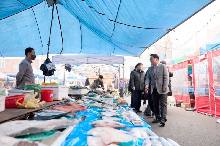 강수현 양주시장이 연휴 시작일인 14일 전통시장을 방문해 상인들을 격려하고 있다. 양주시 제공