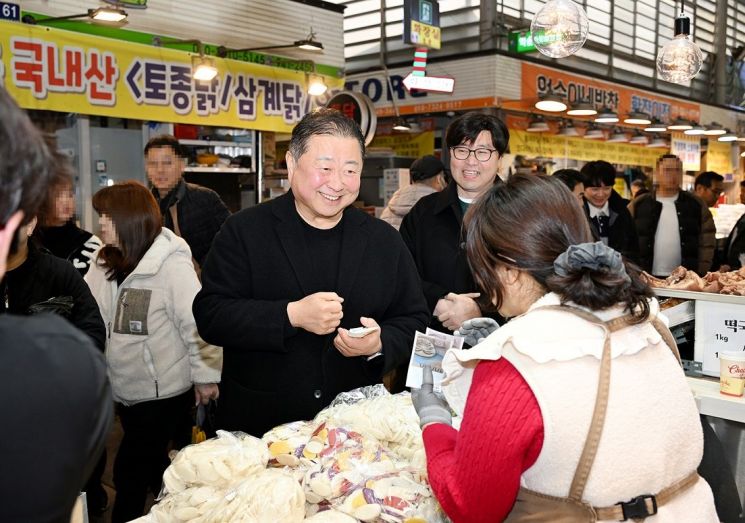 김경일 파주시장이 14일 금촌통일시장과 문산자유시장을 차례로 방문하여 명절 물품을 구입하며 상인들과 소통하고 있다. 파주시 제공