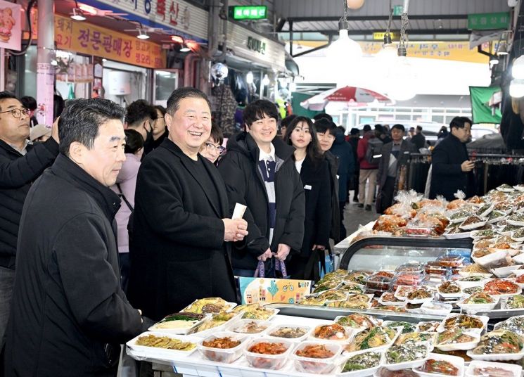 김경일 파주시장이 14일 금촌통일시장과 문산자유시장을 차례로 방문하여 명절 물품을 구입하며 상인들과 소통하고 있다. 파주시 제공