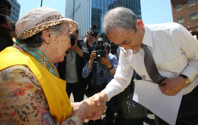 2015년 길원옥 할머니에게 머리 숙여 사죄하는 고인. 연합뉴스