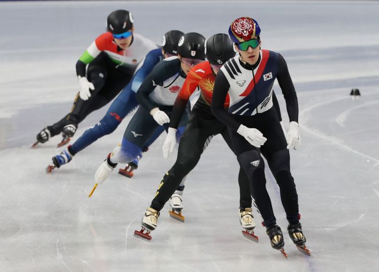 황대헌이 15일 이탈리아 밀라노 아이스스케이팅 아레나에서 열린 2026 밀라노·코르티나 동계올림픽 쇼트트랙 남자 1500m 준준결승 3조에서 1위로 결승선을 통과하고 있다.   [사진 제공= 연합뉴스]