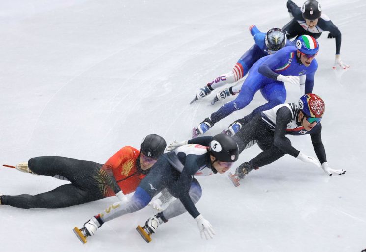 황대헌이 15일(한국시간) 이탈리아 밀라노 아이스스케이팅 아레나에서 열린 2026 밀라노·코르티나담페초 동계올림픽 쇼트트랙 남자 1500m 결승에서 역주하고 있다.    [사진 제공= 연합뉴스]