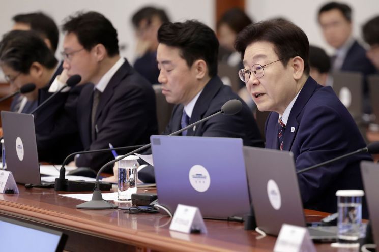 李대통령 "최다·최고·최대 정책 추렸다"…경제는 '코스피 신기록'