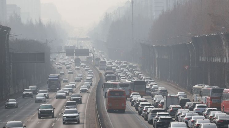 설날 고속도로 귀경길 정체…부산→서울 6시간 40분
