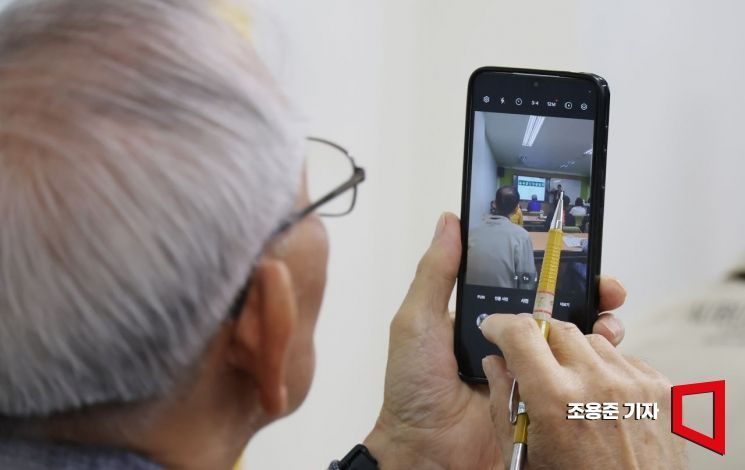 명절 최고 효도는 부모님 '스마트폰 특훈'?…"잘 쓸수록 삶의 만족도 올라"