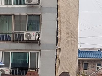 전남 영광 한 공동주택 외벽 마감재가 들떠있는 모습. 독자제공