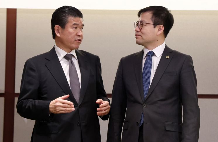 여한구 산업통상자원부 통상교섭본부장(오른쪽)과 제임스 김 주한미국상공회의소(AMCHAM) 회장이 12일 그랜드 하얏트 서울 호텔에서 열린 초청 간담회에서 기념촬영에 앞서 대화를 나누고 있다. 연합뉴스