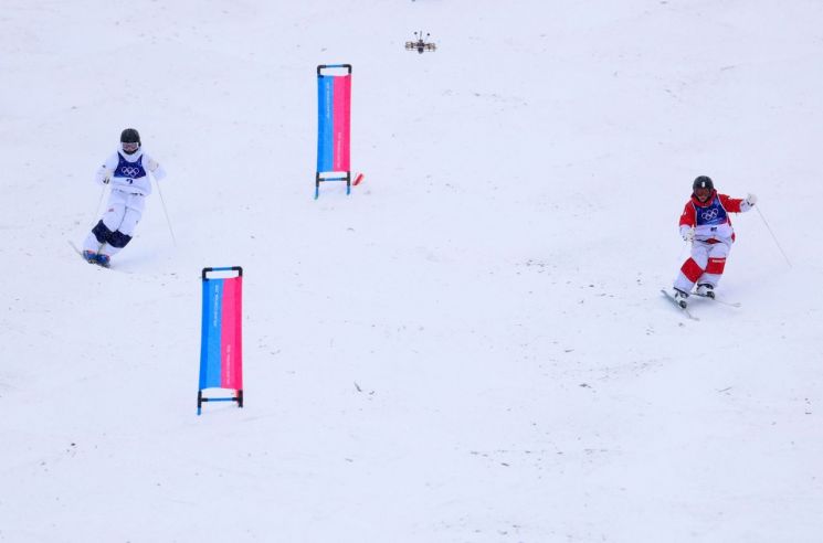 듀얼 모글 경기 중 드론의 모습이 화면 중앙 상단에 포착됐다. 로이터연합뉴스