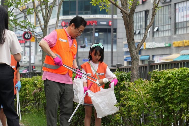 이현재 하남시장이 거리의 쓰레기를 줍고 있는 모습. 하남시 제공