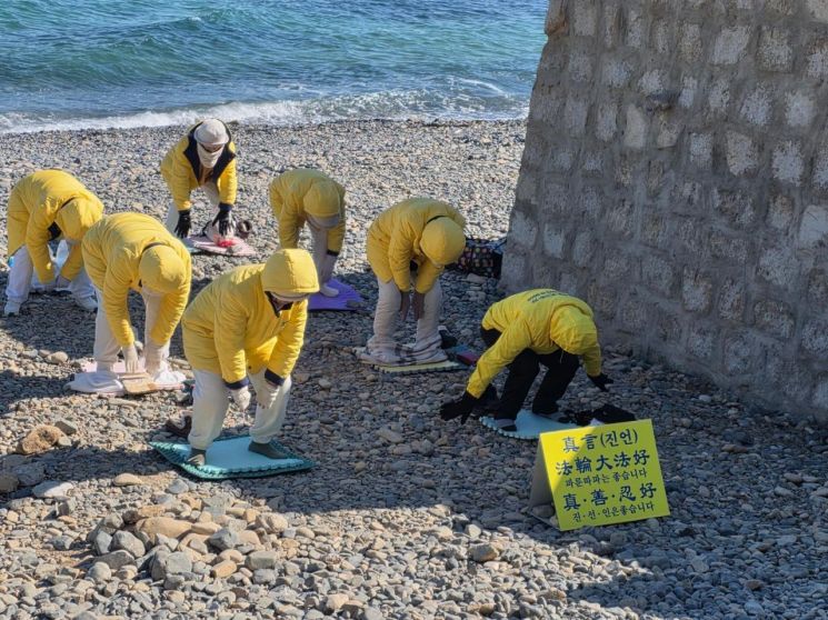 "중국인줄" 현지 불법 종교, 韓 관광지서 민폐 집단행동에 포교까지?