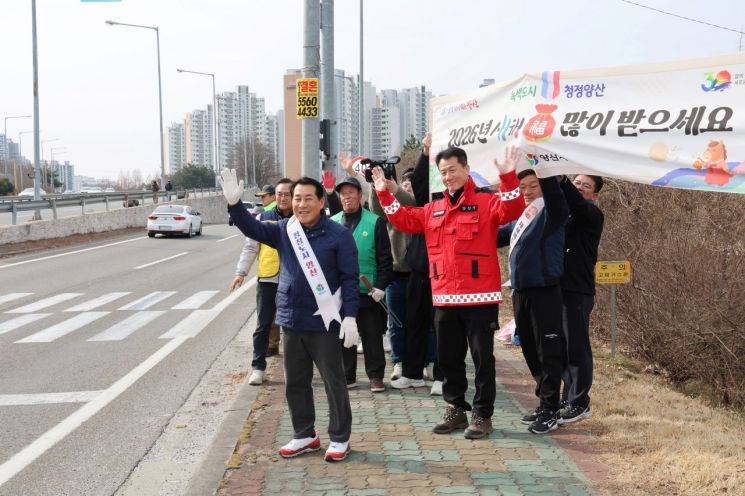 설날 맞이 대청소에 참여한 나동연 양산시장(왼쪽).