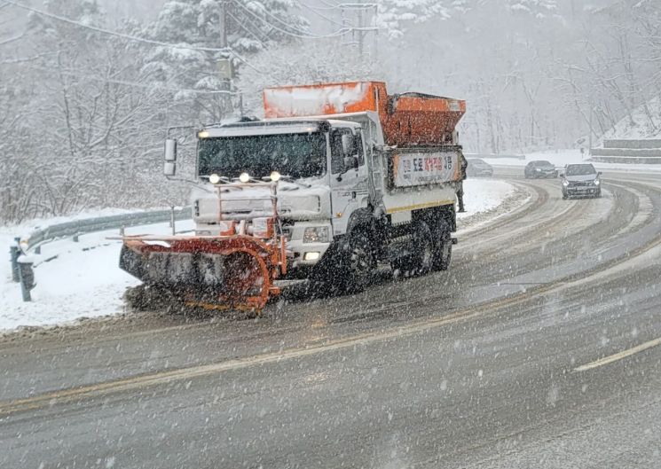 "저녁 먹고 출발하세요"…귀성 정체 오후 6시 해소, 내일 귀경은 오전 10시 피크