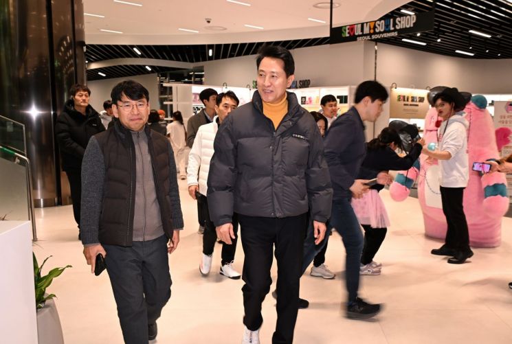오세훈 서울시장이 16일 서울시청 지하 1층 새롭게 문을 연 '서울갤러리'를 둘러보고 있다. 서울시 제공