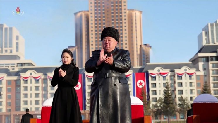 北, '평양 5만세대' 건설 완료…김정은, 딸 주애와 동행