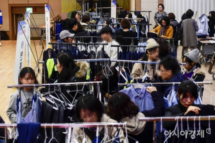 '등골 브레이커' 교복에 칼 뺐다…정부, 제도개선 착수