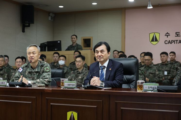 안규백 장관, 주한미군사령관에 항의…서해 미중 전투기 대치 관련