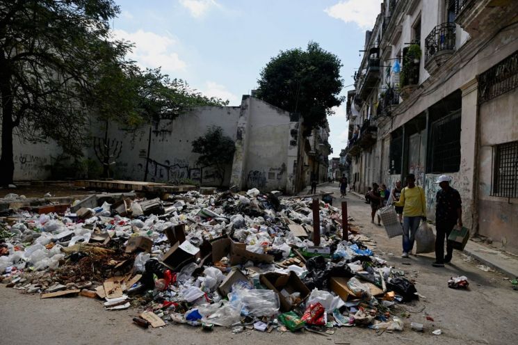 "썩은 냄새 때문에 못 살겠다" 악취에 쏟아진 불만…쓰레기 천지된 '이 나라'