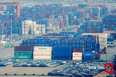 지난해 2월 13일 경기 평택항에 수출용 자동차와 컨테이너가 선적 대기하고 있다. 강진형 기자