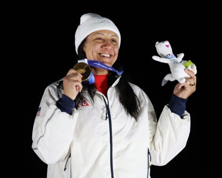 '4전 5기' 도전 끝에 金…41세에 새 역사 쓴 '봅슬레이 여제'