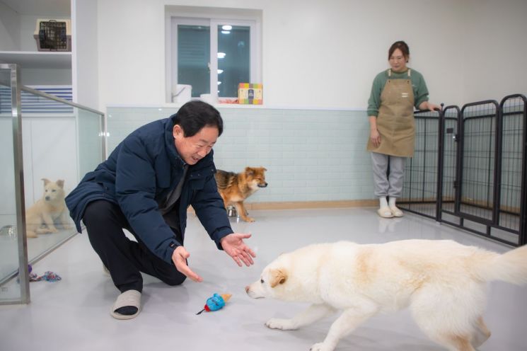 주광덕 남양주시장이 설날인 17일 이패동 소재 남양주시 동물보호센터와 반려동물 입양문화센터를 방문하고 있다. 남양주시 제공