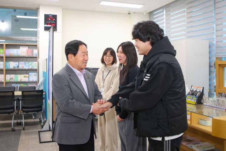 주광덕 시장이 설날인 17일 시청 당직실과 다산1동 행정복지센터를 차례로 찾아 종합상황 운영 현황을 점검하고 비상근무 중인 직원들을 격려하고 있다. 남양주시 제공