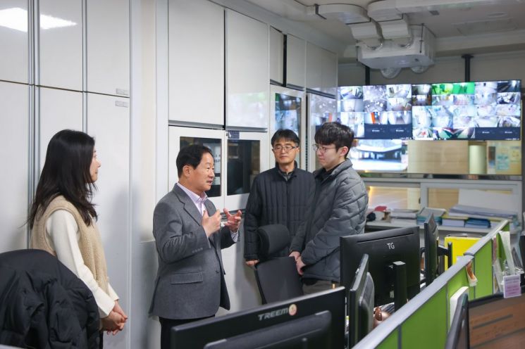 주광덕 시장이 설날인 17일 시청 당직실과 다산1동 행정복지센터를 차례로 찾아 종합상황 운영 현황을 점검하고 비상근무 중인 직원들을 격려하고 있다. 남양주시 제공