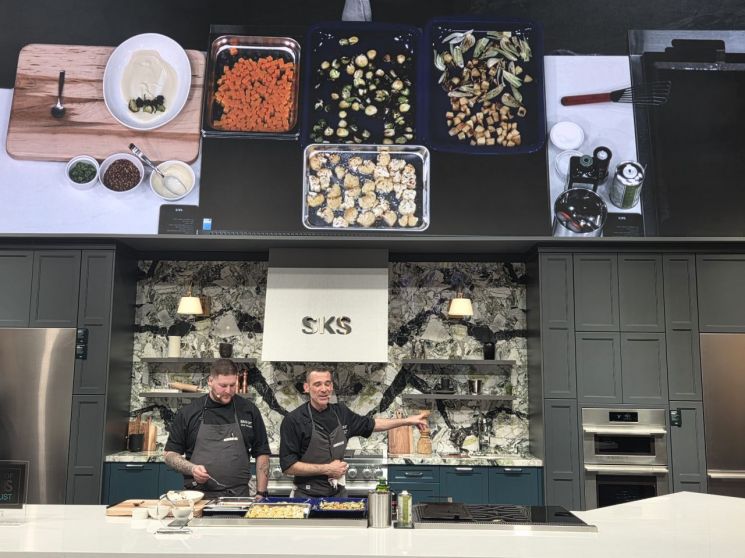 LG Electronics is conducting a cooking demonstration using SKS-brand kitchen products in Orlando, Florida, USA.