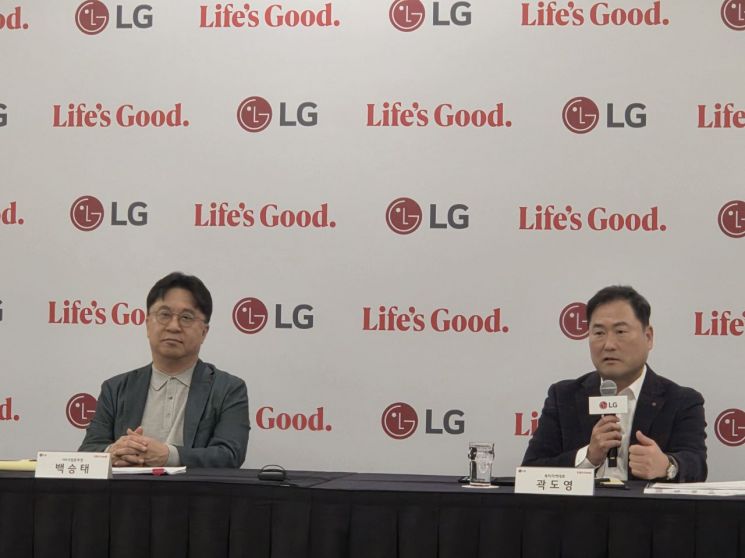 Paek Seungtae, Head of the Home Solutions Division at LG Electronics, and Kwak Doyoung, President of LG Electronics North America (right).