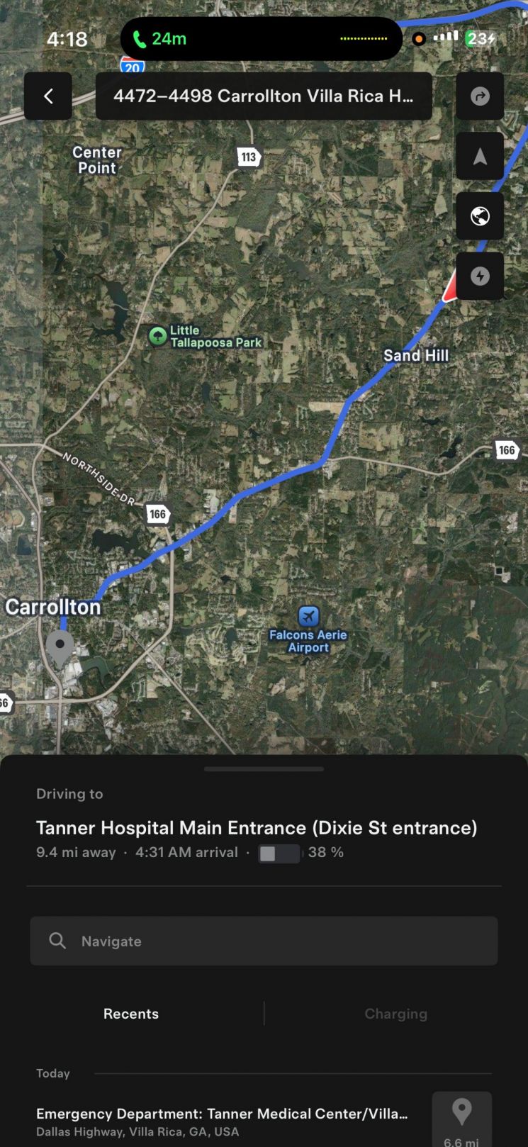 잭이 통화하면서 테슬라 앱에서 FSD가 병원으로 가는 경로를 안내하고 있는 상황을 보여준 화면을 캡쳐했다. 목적지가 ‘Tanner Hospital Main Entrance (Dixie St entrance)’로 설정돼 있으며, 캐롤턴 인근 고속도로에서 병원까지 약 9.4마일이 남은 상태를 보여준다. 화면 상단에는 새벽 시간대(4시대)와 주행 경로가 표시돼 있다.