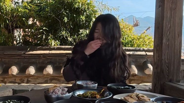 충주맨 후폭풍 멈췄다…후임자 '눈물 먹방' 190만 광클릭