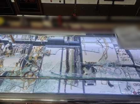 금은방의 귀금속 진열대가 파손돼 있다. 부산경찰청