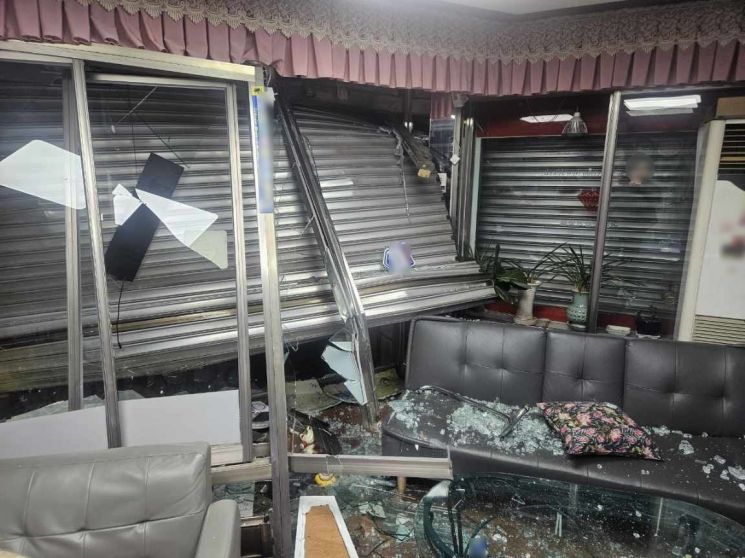 활어차에 들이받혀 부숴진 금은방. 부산경찰청