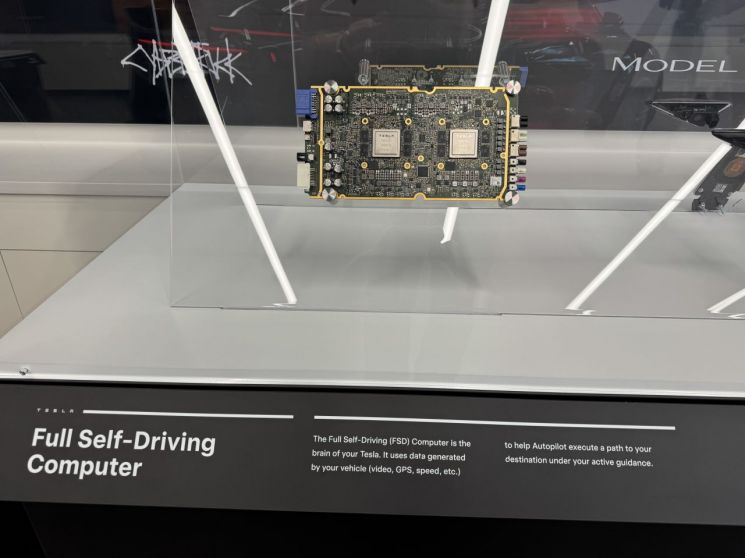 테슬라 차량에 사용되는 반도체 칩이 미국 뉴저지 테슬라 전시장에 전시돼있다. 사진=백종민 테크 스페셜리스트