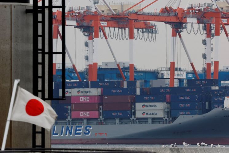 트럼프 관세 유탄 日, 1월 무역적자 '1조엔'…자동차 수출 9% 감소