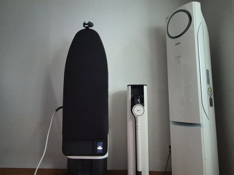 집안에 '290만원 짜리 세탁소' 들여놨어요…쭈글쭈글 옷들 싹 펴졌네[언박싱]