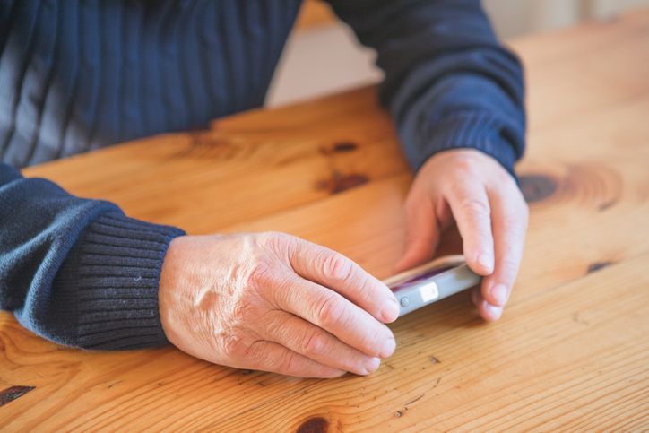 집 오자마자 아빠 휴대폰부터 손댄다…2030의 '구독 취소' 행렬