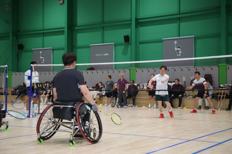 주광덕 남양주시장이 18일 연휴 마지막 날 최근 개관한 풍양배드민턴장에서 장애인과 비장애인이 함께 운동하는 현장을 찾아 통합체육 활성화를 위한 현장 행보에 나서고 있다. 남양주시 제공