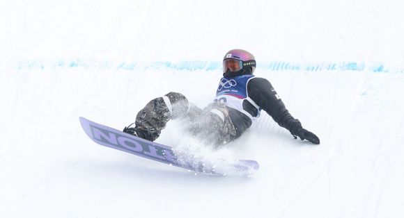 유승은이 2026 밀라노·코르티나 동계올림픽 스노보드 여자 슬로프스타일 결선 2차 시기에서 넘어지고 있다. 리비뇨(이탈리아)=연합뉴스