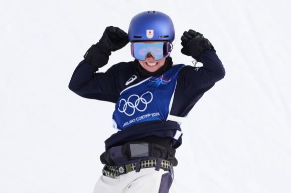 일본의 후쿠다 마리가 2026 밀라노·코르티나 동계올림픽 스노보드 여자 슬로프스타일 결선에서 완벽한 연기를 펼친 뒤 환호하고 있다. 리비뇨(이탈리아)=AP연합뉴스