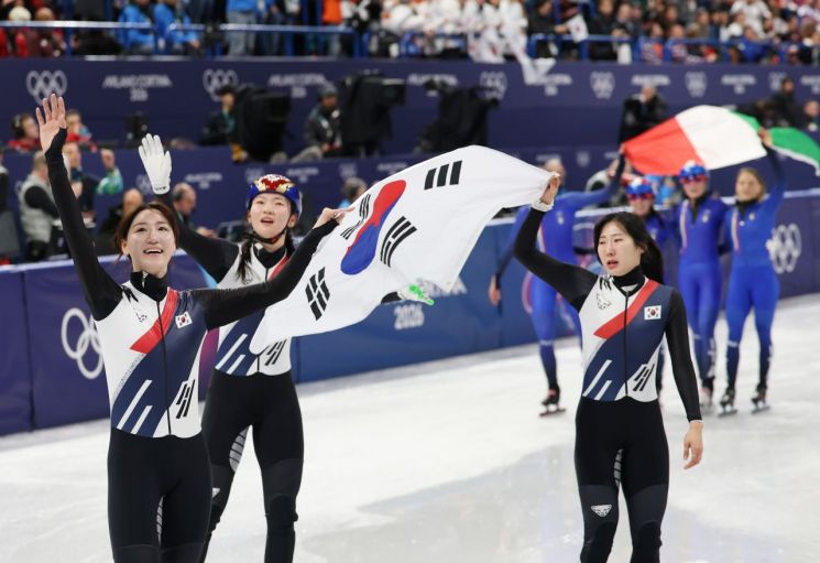 캐나다 '휘청' 람보르길리 질주 金 터졌다…3000m 女계주 8년만에 정상 탈환