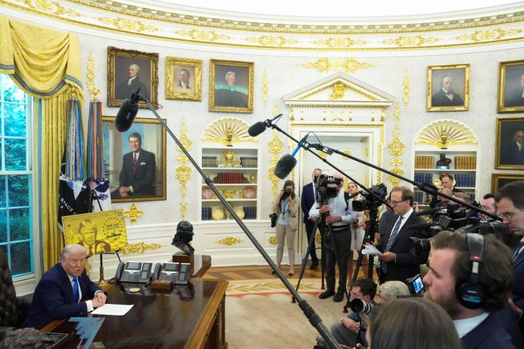 도널드 트럼프 미국 대통령의 집무실이 금빛으로 꾸며져 있다. 로이터연합뉴스