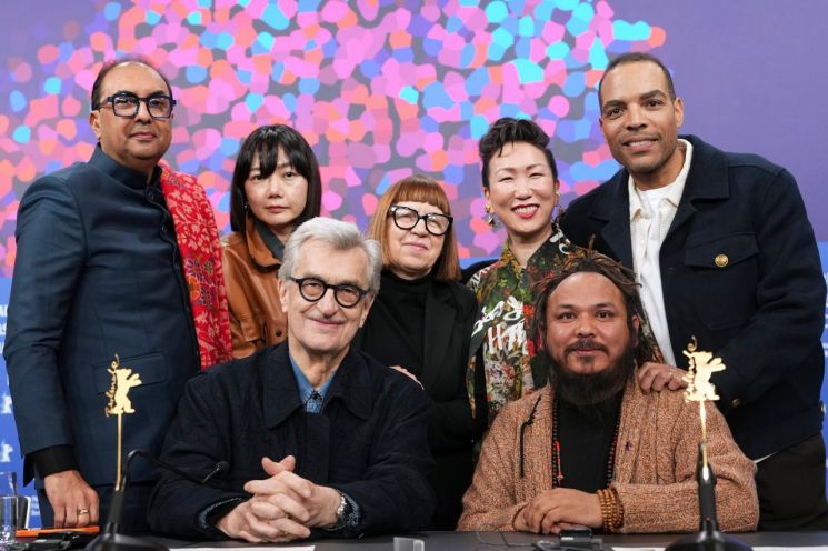 제76회 베를린 국제 영화제가 배우와 감독 등 영화인의 '정치적 발언'을 둘러싼 논란으로 입길에 올랐다. 심사위원단 모습. AP연합뉴스