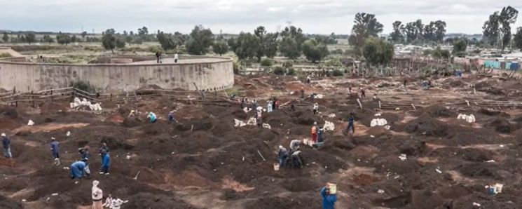 금값 치솟자 삽 들고 몰려온 사람들, 닥치는대로 땅 파고 난민촌까지 세웠다
